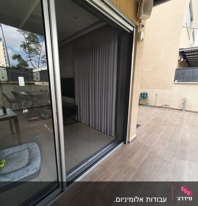 מסגרת אלומיניום לדלת הזזה מזכוכית במרפסת